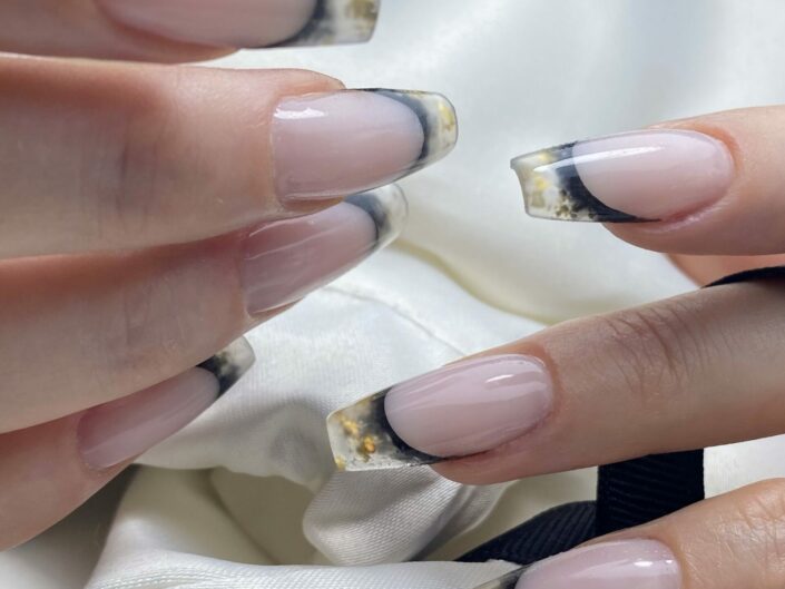 Gelové nehty, nehty gel, doplnění nehtů, modeláž nehtů, Build french, stavěná francie, marble nails, mramorové nehty, gold accents, zlatem prvky na nehtech, master gel, polygel, victoria vynn