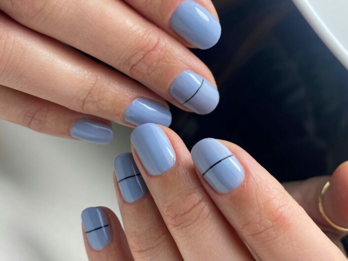 Shellac, cnd shellac, krátké nehty, přírodní nehty, nature nails, modern nails, nail trend, trendy nehty, jaro 2023, Blue nails, modré nehty, jarní nehty, design with lines, linie, graphic design