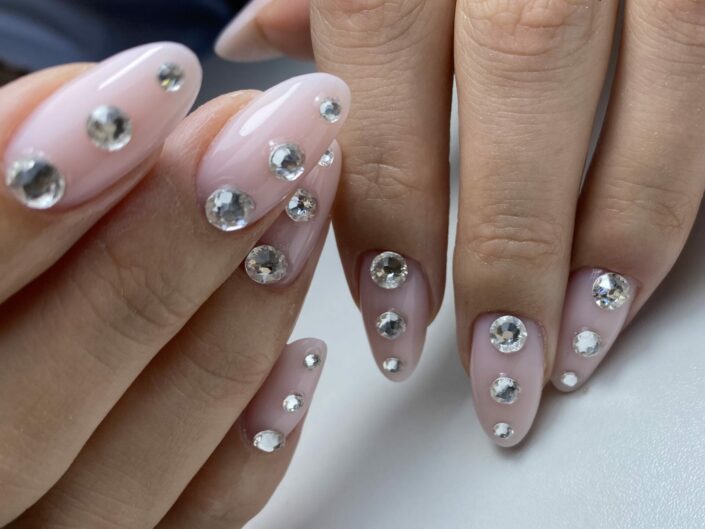 Gelové nehty, nehty gel, doplnění nehtů, modeláž nehtů, Kamínky na nehty, crystals on nails, crystals, silver crystal, střibrné kamínky, nude nails, polygel, master gel, victoria vynn