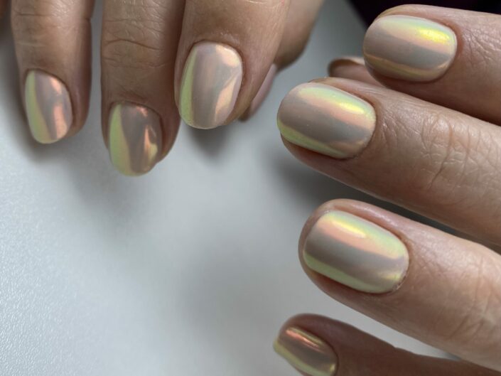 Gelové nehty, nehty gel, doplnění nehtů, modeláž nehtů, Trendy nehty, nehty trendy, trendy v nehtech, pigment na nehtech, nehty pigment, aurora pigment, nude nails, fall nails, podzimní nehty