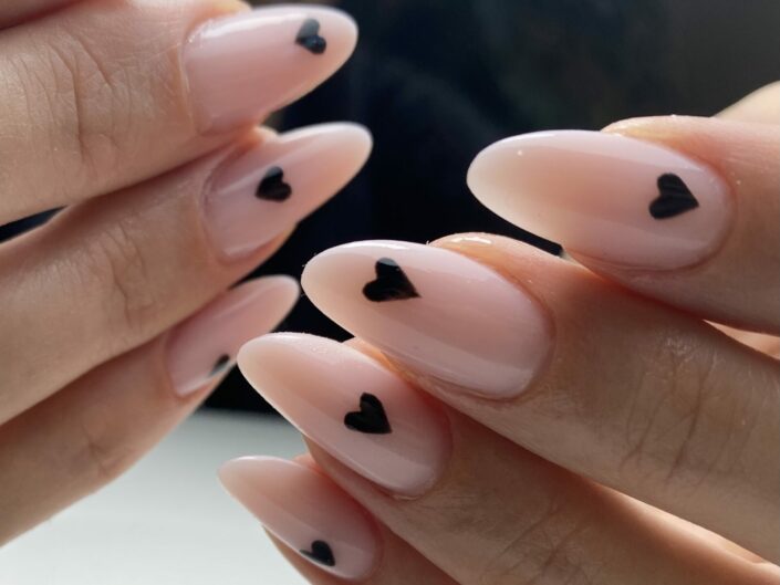Gelové nehty, nehty gel, doplnění nehtů, modeláž nehtů, Nude nails, polygel nails, victoria vynn, master gel, srdíčka na nehtech, heards on nails, trendy nail art, nail-art, heards, black heard
