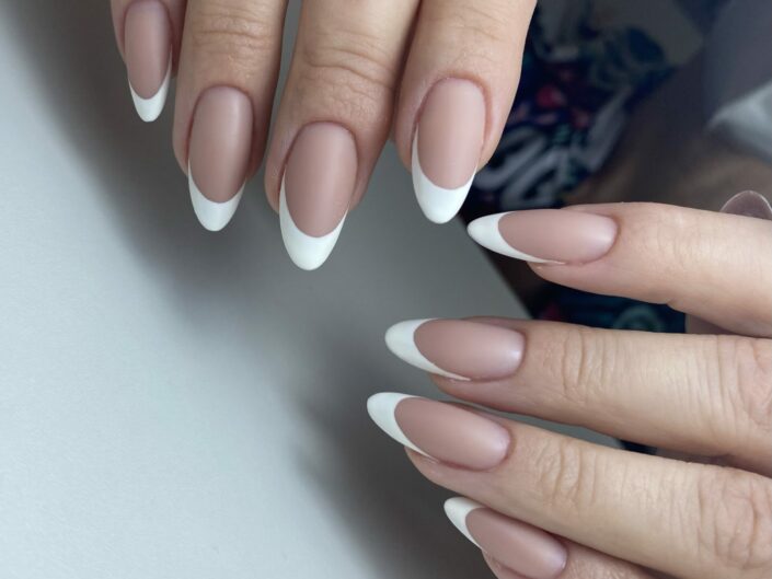 Francie, french nails, bílá francie, francouzská manikúra, nehty gel, gelové nehty, modeláž nehtů, praha, praha 9, nehty praha,